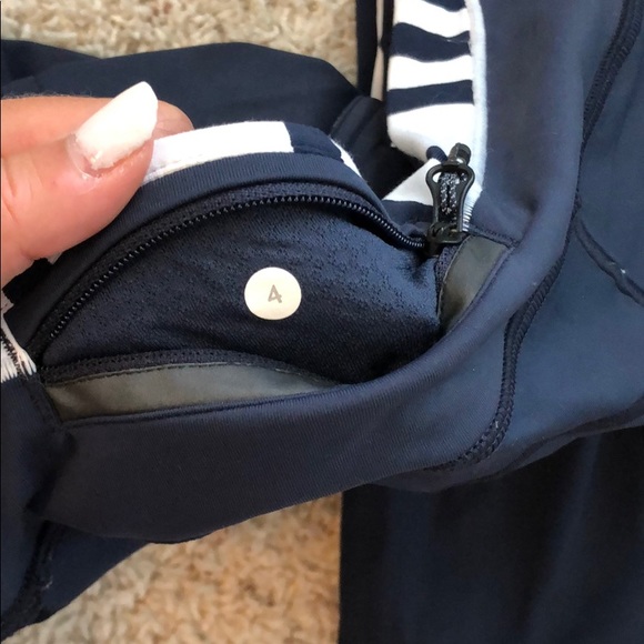 Navy lululemon capris - Picture 5 of 5